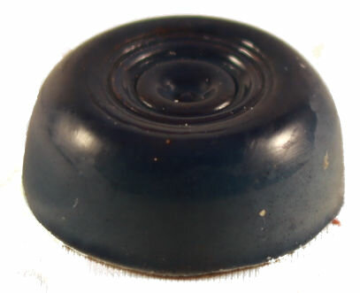 Blue karamel bonbon van Het Bonbon Geheim &ndash; witte chocolade met zachte karamelvulling