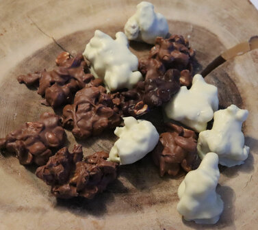 Ambachtelijke pindarotsjes van Belgische melk-, witte en pure chocolade met geroosterde pinda's.