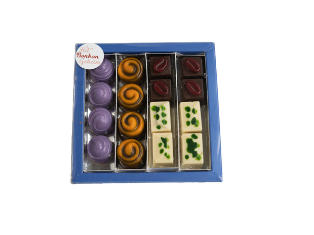 Assortiment koffie bonbons met een zak koffie bonen.